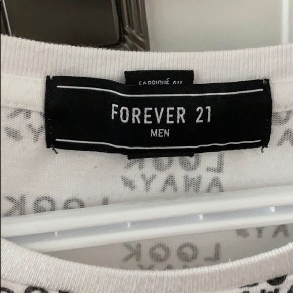 Look away forever 21 T-shirt - Picture 2 of 3
